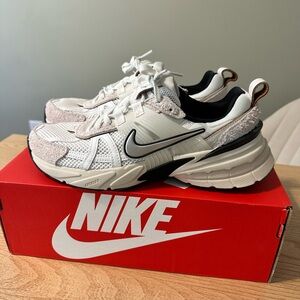 BRAND NEW - Nike V2K Run